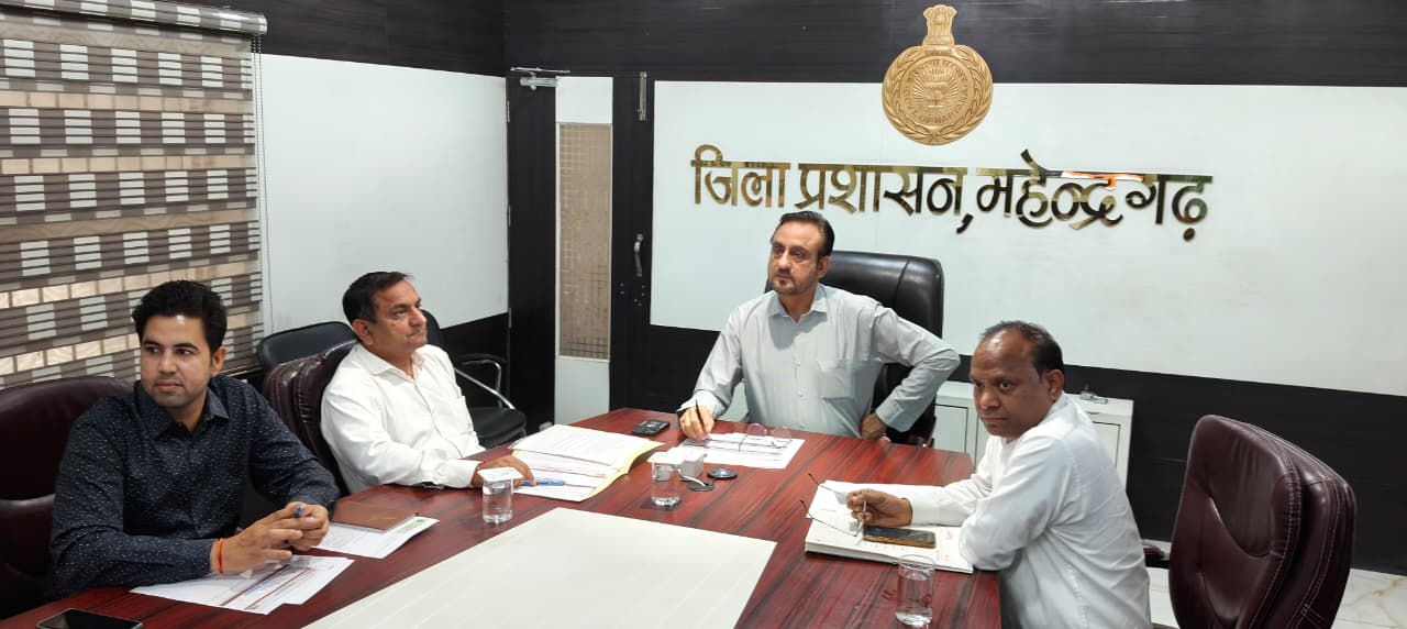 वीडियो कॉन्फ्रेंसिंग के दौरान मौजूद उपायुक्त कैप्टन मनोज कुमार। वीडियो कॉन्फ्रेंसिंग के दौरान मौजूद उपायुक्त कैप्टन मनोज कुमार।