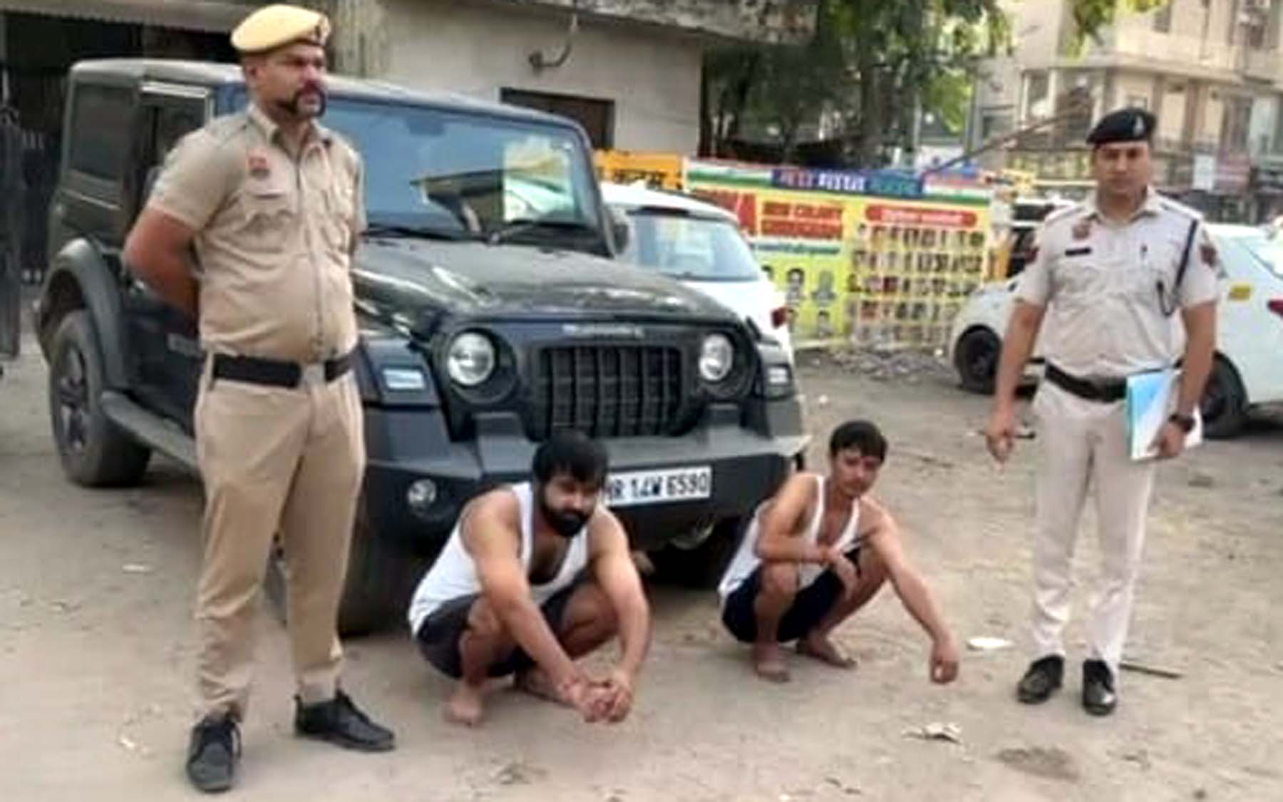 गुरुग्राम पुलिस की गिरफ्त में चलती थार कार की खिडक़ी से पेशाब करने का आरोपी व गाड़ी चालक। गुरुग्राम पुलिस की गिरफ्त में चलती थार कार की खिडक़ी से पेशाब करने का आरोपी व गाड़ी चालक।