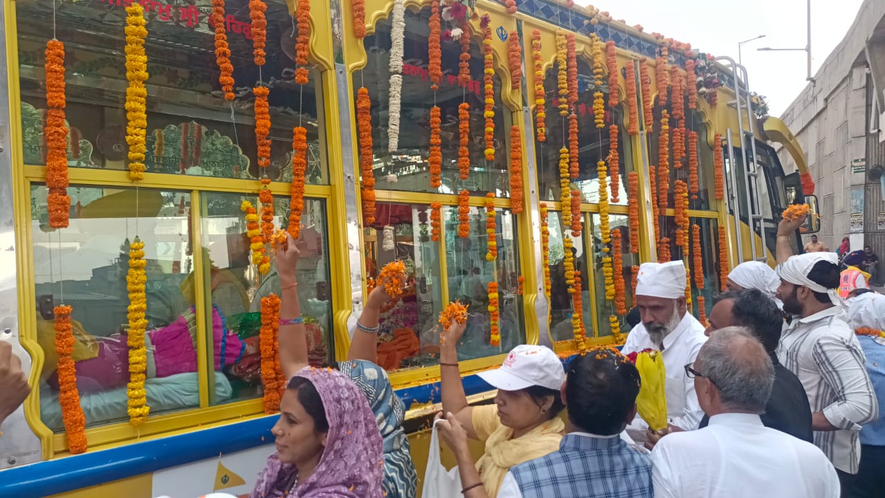 पवित्र साहिब यात्रा का पलवल पहुंचने पर जोरदार स्वागत पवित्र साहिब यात्रा का पलवल पहुंचने पर जोरदार स्वागत