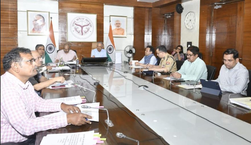 छठ पूजा की तैयारियों के संबंध में बैठक करते मुख्य सचिव एस पी गोयल छठ पूजा की तैयारियों के संबंध में बैठक करते मुख्य सचिव एस पी गोयल