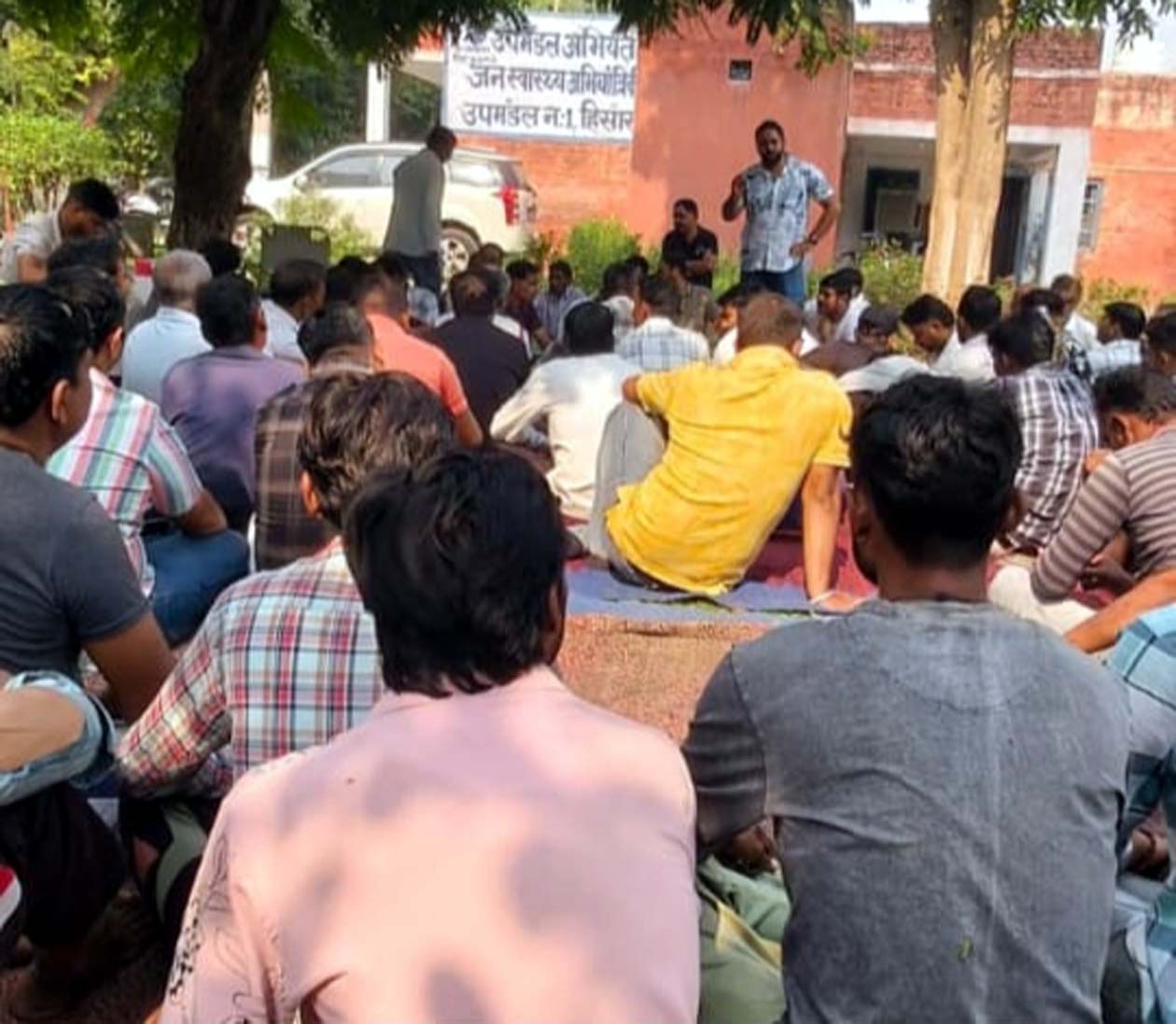 प्रदर्शनकारी कर्मचारियों को संबोधित करते यूनियन पदाधिकारी। प्रदर्शनकारी कर्मचारियों को संबोधित करते यूनियन पदाधिकारी।