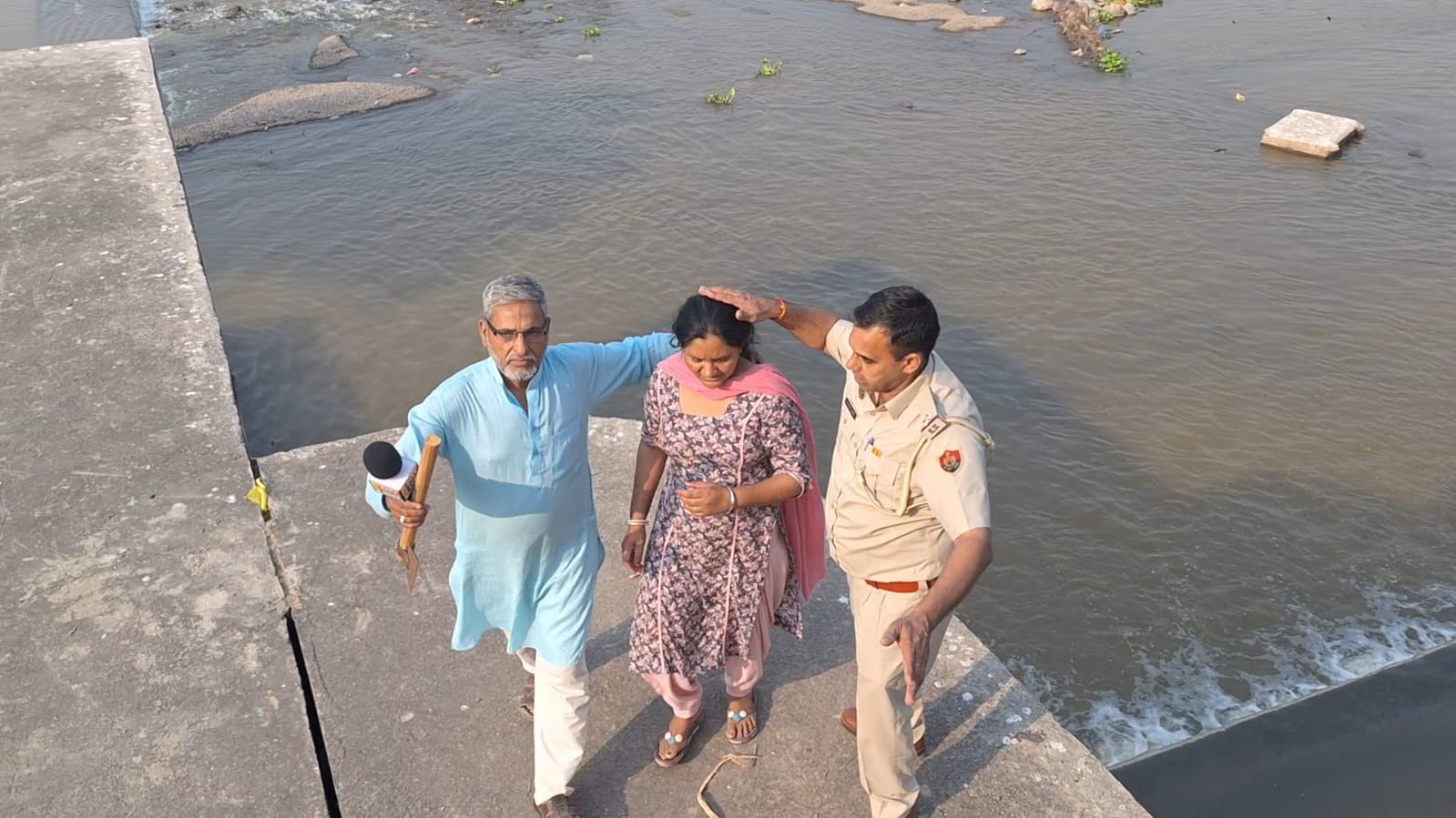 महिला को बाहर निकालते एसआई बलवंत सिंह व ओटू इंचार्ज ओमप्रकाश। महिला को बाहर निकालते एसआई बलवंत सिंह व ओटू इंचार्ज ओमप्रकाश।