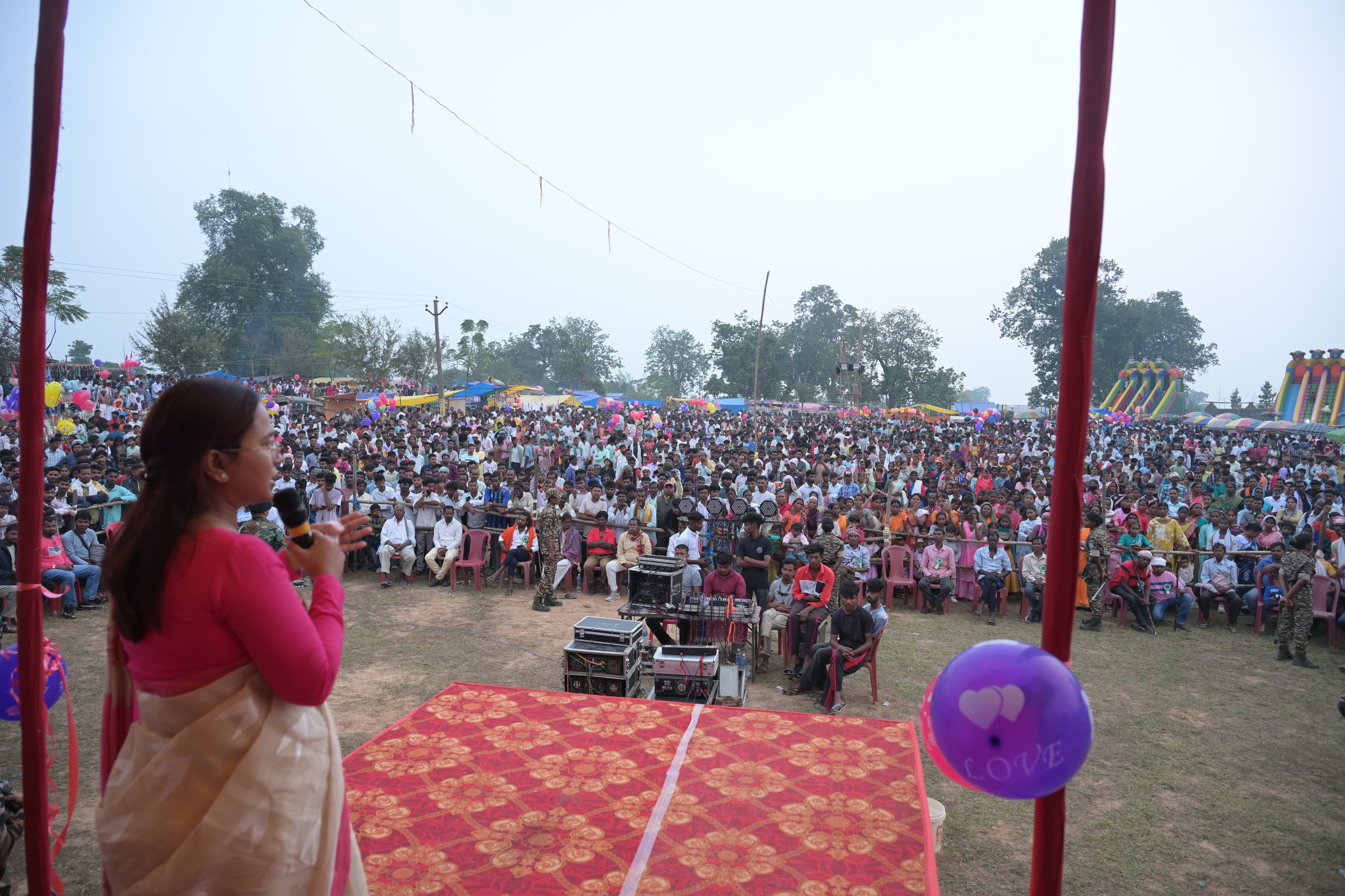 आयोजित सभा को संबोधित करती मंत्री शिल्पी नेहा तिर्की आयोजित सभा को संबोधित करती मंत्री शिल्पी नेहा तिर्की