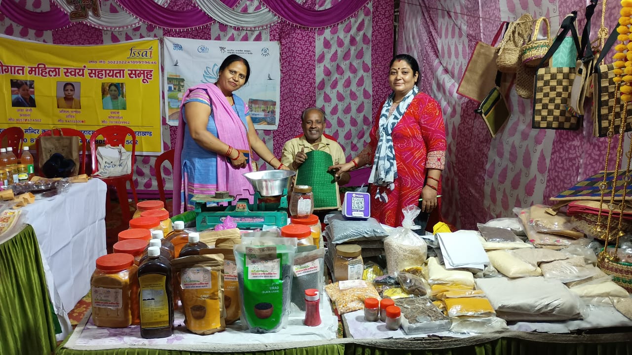 महिला स्वयं समूह का एक स्टॉल महिला स्वयं समूह का एक स्टॉल