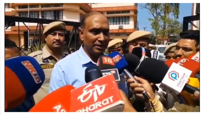 मीडिया से बातचीत करते हुए सम पुलिस की विशेष जांच दल (एसआईटी) के प्रमुख और सीआईडी के विशेष डीजीपी मुन्ना प्रसाद गुप्ता। मीडिया से बातचीत करते हुए सम पुलिस की विशेष जांच दल (एसआईटी) के प्रमुख और सीआईडी के विशेष डीजीपी मुन्ना प्रसाद गुप्ता।