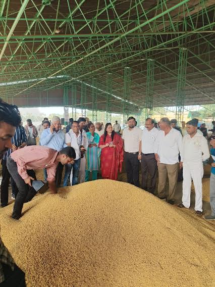 मंडी में प्रारंभ हुई भावांतर योजना, अधिकारियों ने मंडियों में उपस्थित रहकर की मॉनिटरिंग मंडी में प्रारंभ हुई भावांतर योजना, अधिकारियों ने मंडियों में उपस्थित रहकर की मॉनिटरिंग