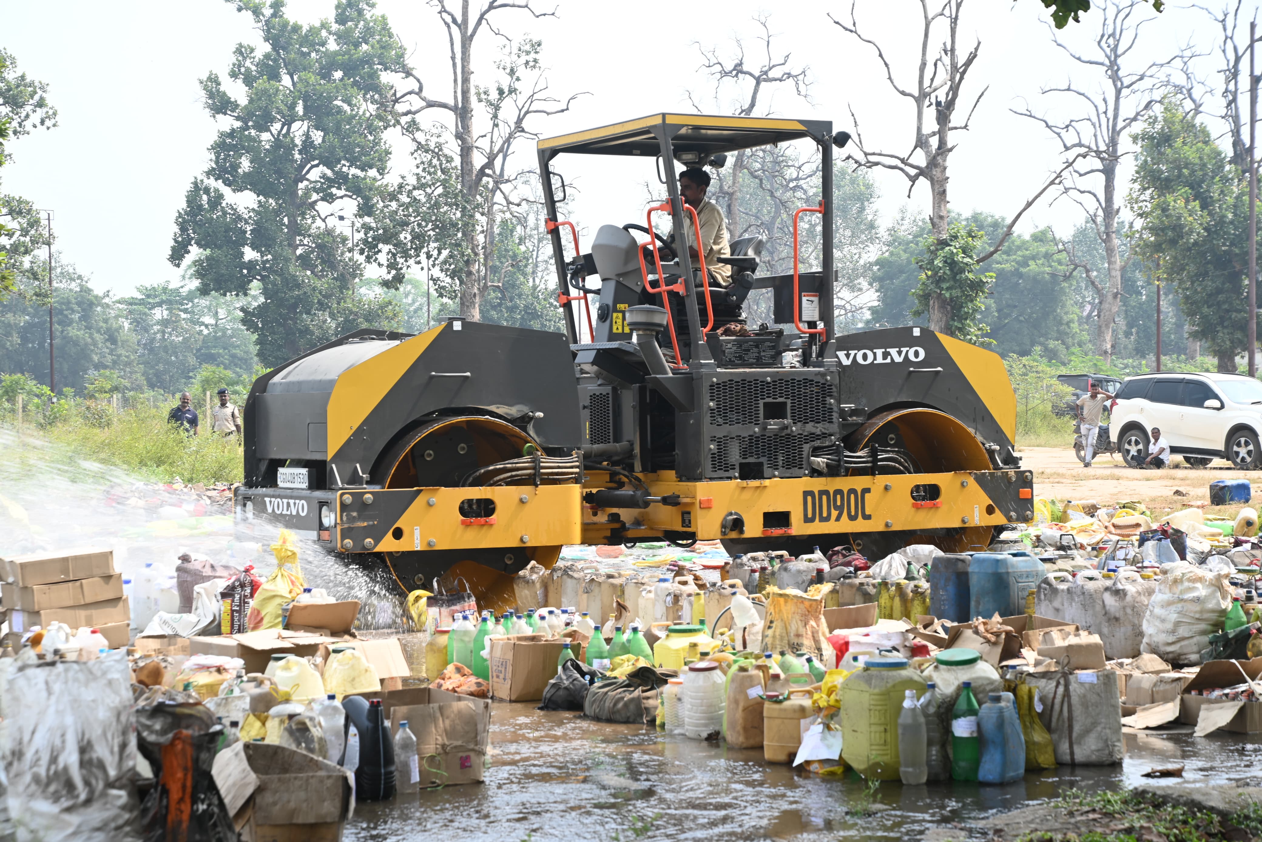 कोरबा पुलिस ने किया 21 हजार लीटर से अधिक अवैध शराब का नष्टीकरण, करीब 38 लाख रुपए की मदिरा नष्ट कोरबा पुलिस ने किया 21 हजार लीटर से अधिक अवैध शराब का नष्टीकरण, करीब 38 लाख रुपए की मदिरा नष्ट