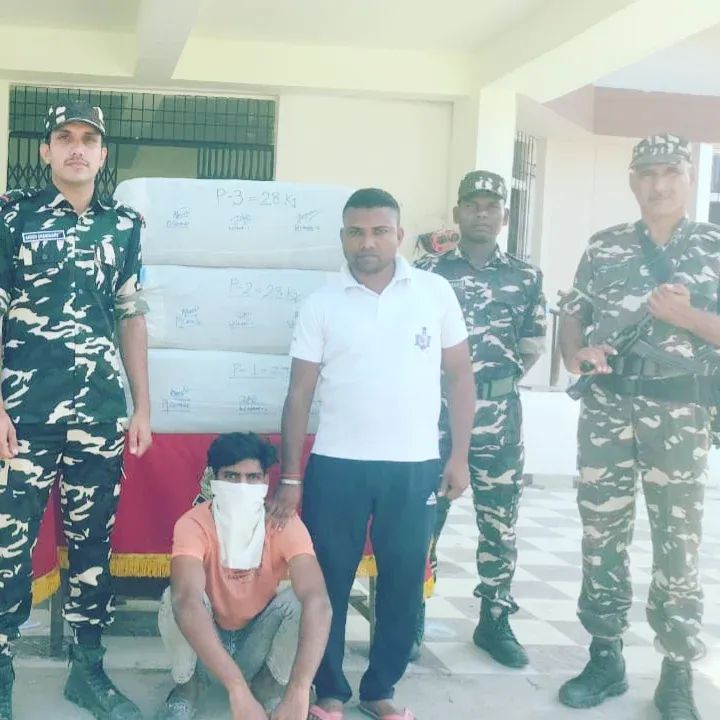 अररिया फोटो:गांजा तस्कर और एसएसबी अररिया फोटो:गांजा तस्कर और एसएसबी