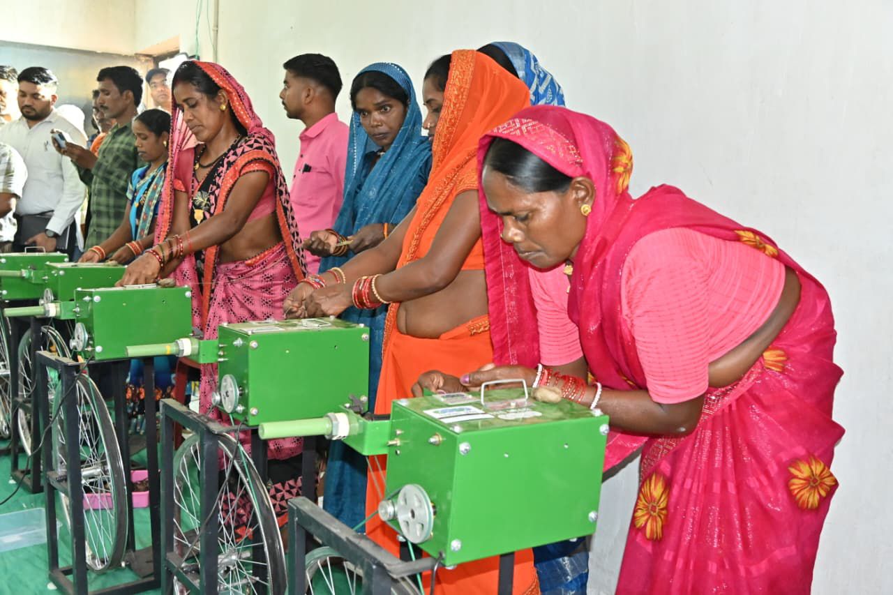 रेशम धागा की प्रोसेसिंग करती हुई महिलाएं। रेशम धागा की प्रोसेसिंग करती हुई महिलाएं।