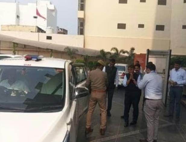 अतिथियों का स्वागत करते वाराणसी के जिलाधिकारी सतेन्द्र