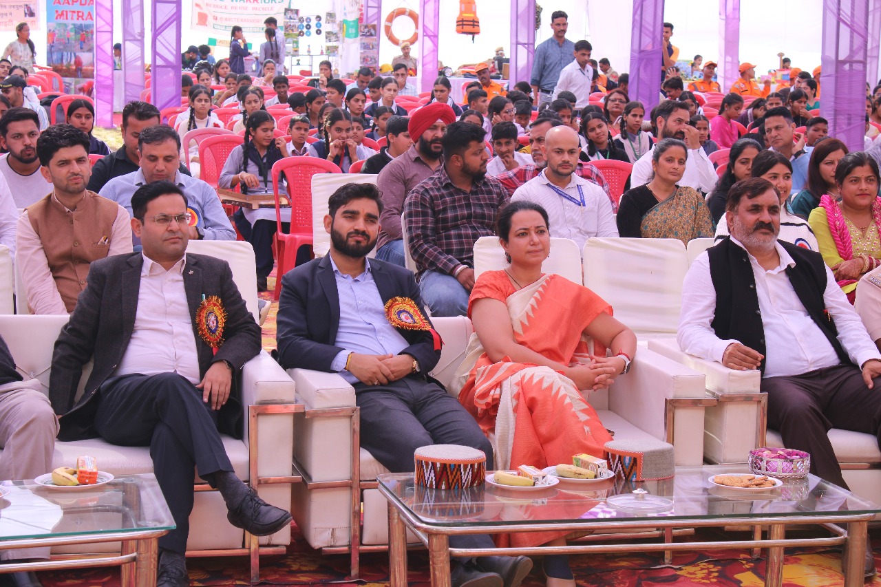 कांगड़ा के मटौर में आयोजित कार्यक्रम में मुख्यातिथि एडीएम के साथ अन्य। कांगड़ा के मटौर में आयोजित कार्यक्रम में मुख्यातिथि एडीएम के साथ अन्य।