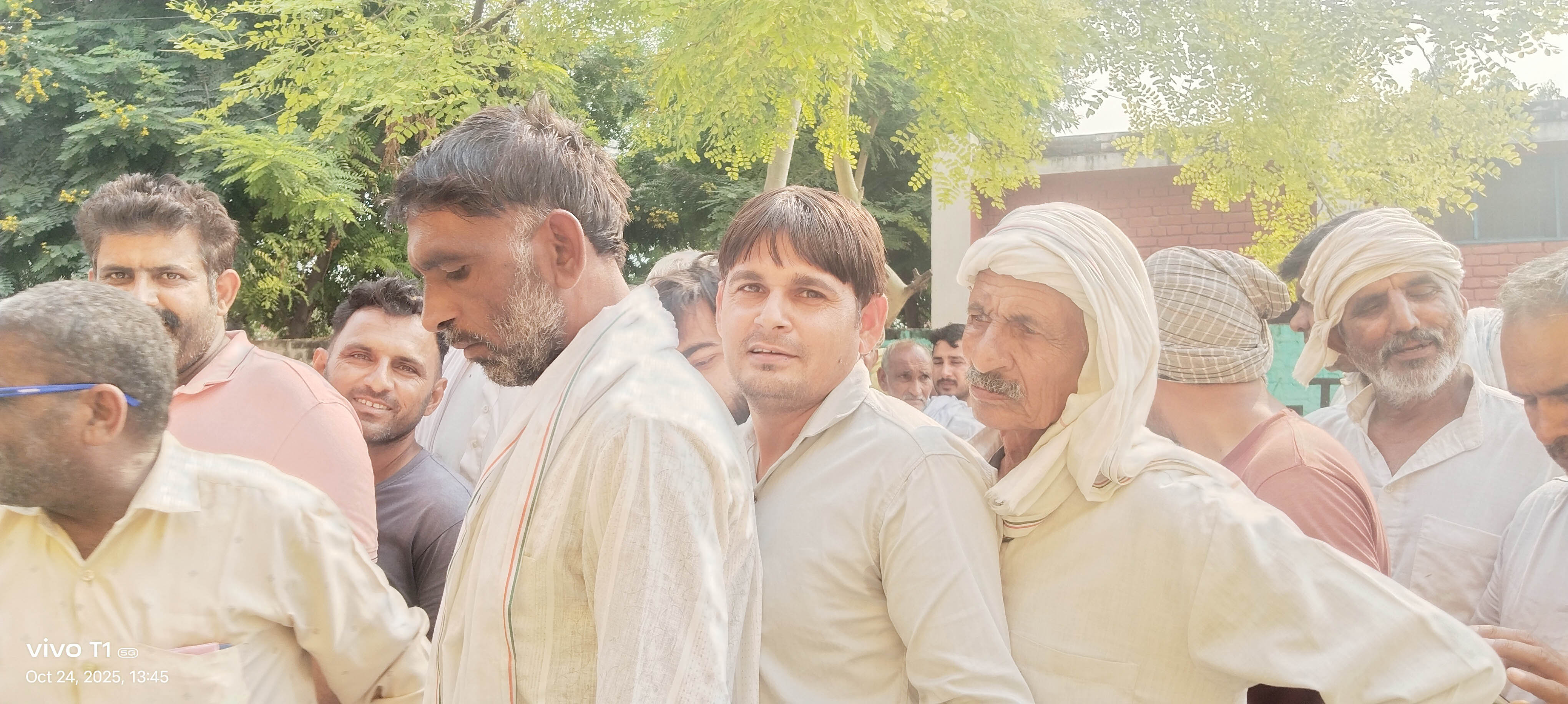 नगूरां पैक्स में खाद लेने के लिए किसानों की लगी लंबी लाइन। नगूरां पैक्स में खाद लेने के लिए किसानों की लगी लंबी लाइन।