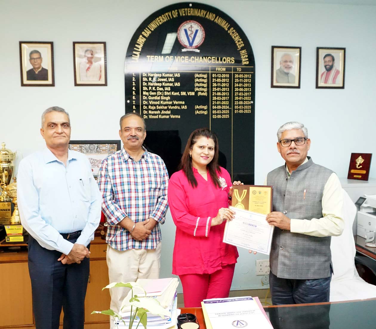 डॉ. अनिका मलिक को बधाई देते कुलपति प्रो. विनोद कुमार वर्मा व अन्य। डॉ. अनिका मलिक को बधाई देते कुलपति प्रो. विनोद कुमार वर्मा व अन्य।