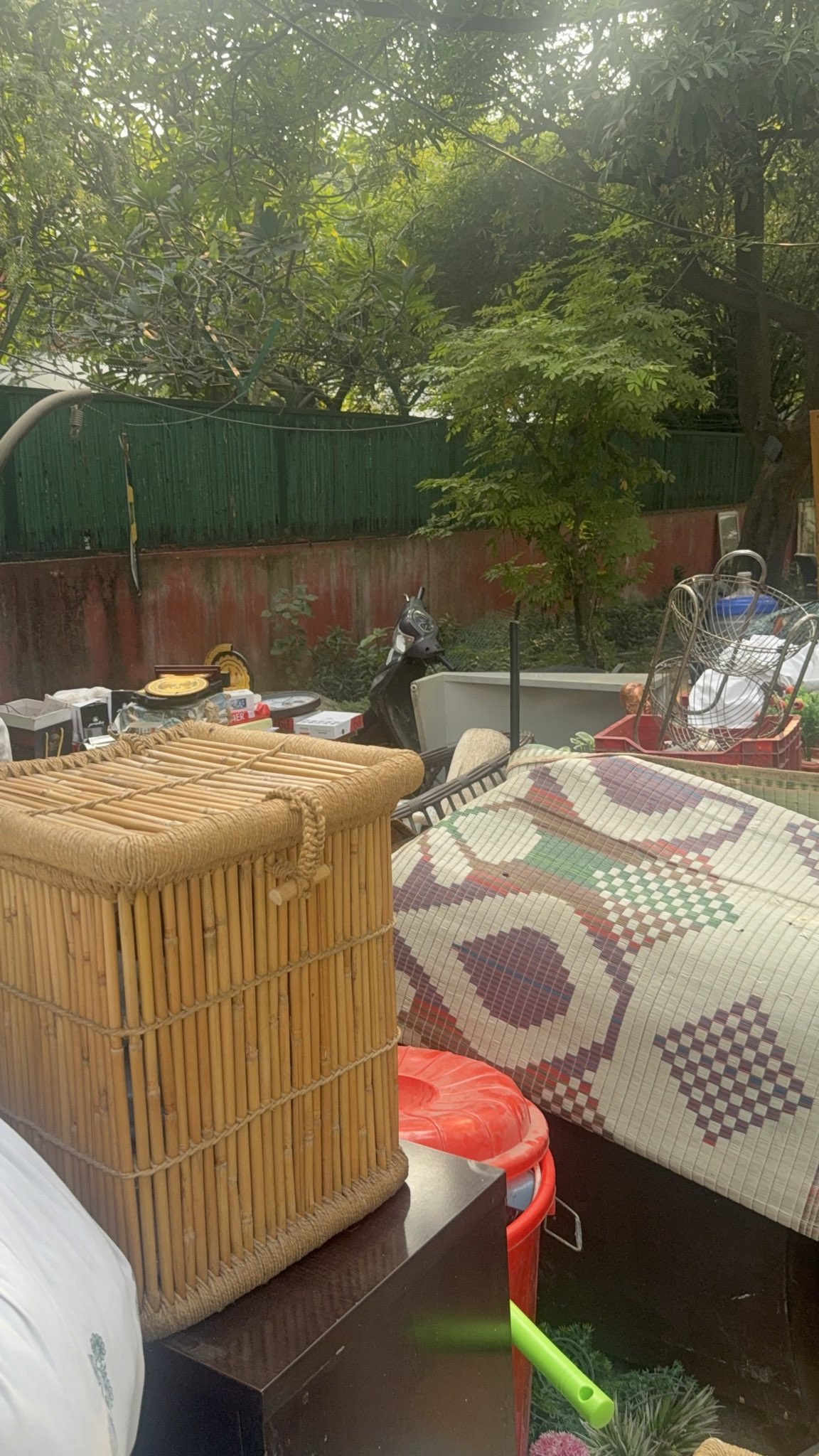 कांग्रेस नेता उदित राज का सी-1/38 पंडारा पार्क नई दिल्ली स्थित घर के बाहर किया गया सामान कांग्रेस नेता उदित राज का सी-1/38 पंडारा पार्क नई दिल्ली स्थित घर के बाहर किया गया सामान