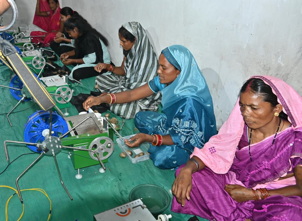 रेशम धागा तैयार करती हुई महिलाएं। रेशम धागा तैयार करती हुई महिलाएं।