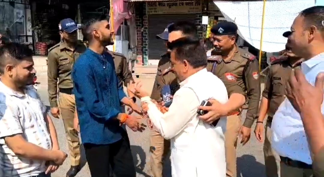 पूर्व विधायक हिमेश खर्कवाल को गिरफ्तार करती पुलिस पूर्व विधायक हिमेश खर्कवाल को गिरफ्तार करती पुलिस