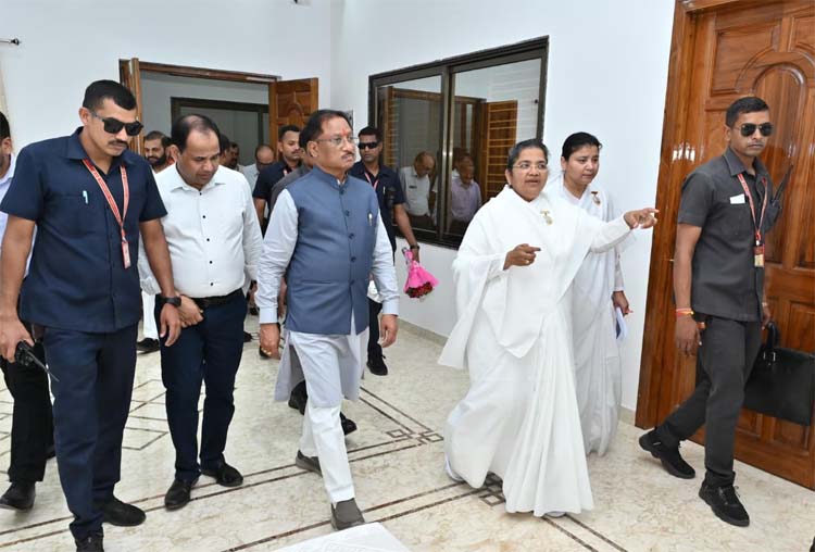 मुख्यमंत्री साय नवा रायपुर में विभिन्न कार्यक्रम स्थलों का निरीक्षण कर तैयारियों का जायजा लेते हुए मुख्यमंत्री साय नवा रायपुर में विभिन्न कार्यक्रम स्थलों का निरीक्षण कर तैयारियों का जायजा लेते हुए