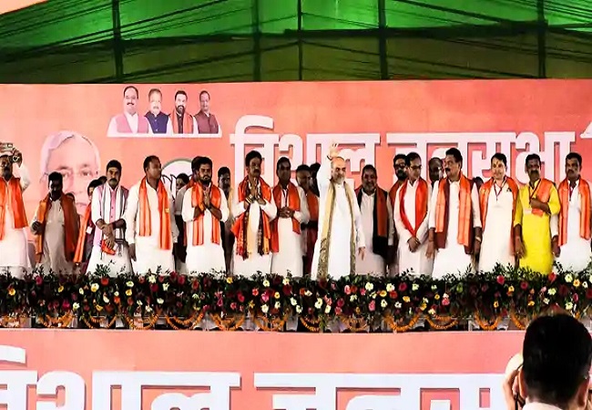 बकसर में मंच पर अमित शााह के साथ एनडीए नेता बकसर में मंच पर अमित शााह के साथ एनडीए नेता