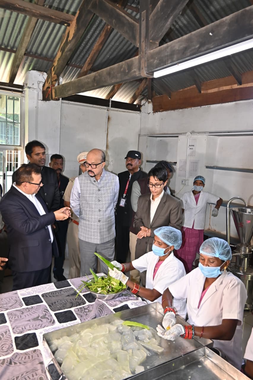 दुगली में वनधन विकास केंद्र का अवलोकन करते हुए राज्यपाल रमेन डेका व अन्य।