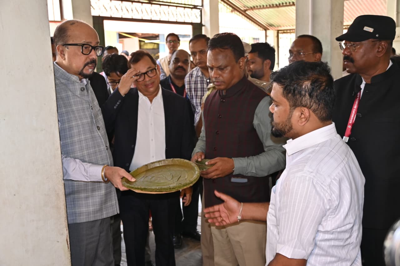 दुगली में वनधन विकास केंद्र का अवलोकन करते हुए राज्यपाल रमेन डेका व अन्य।