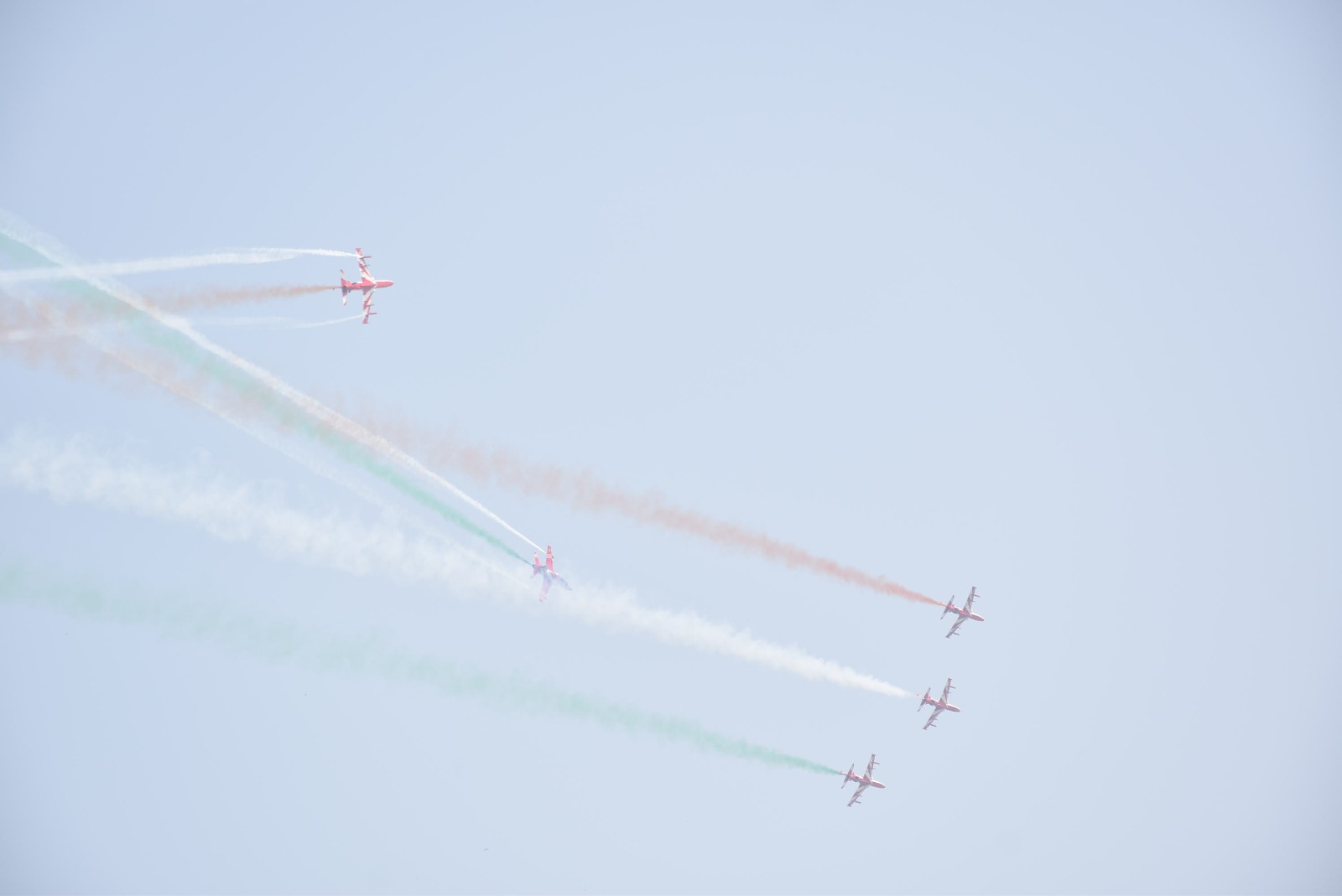 'सूर्यकिरण एरोबेटिक टीम' द्वारा एयर शो 'सूर्यकिरण एरोबेटिक टीम' द्वारा एयर शो