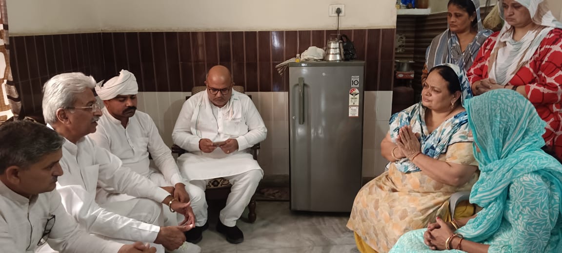 परिजनों को सांत्वना देते कांग्रेस प्रदेशाध्यक्ष राव नरेंद्र। परिजनों को सांत्वना देते कांग्रेस प्रदेशाध्यक्ष राव नरेंद्र।