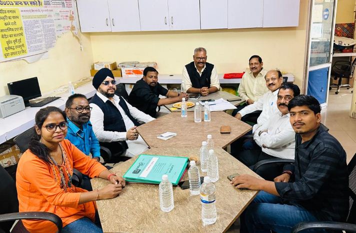 बैठक में मौजूद संस्था के पदाधिकारी बैठक में मौजूद संस्था के पदाधिकारी