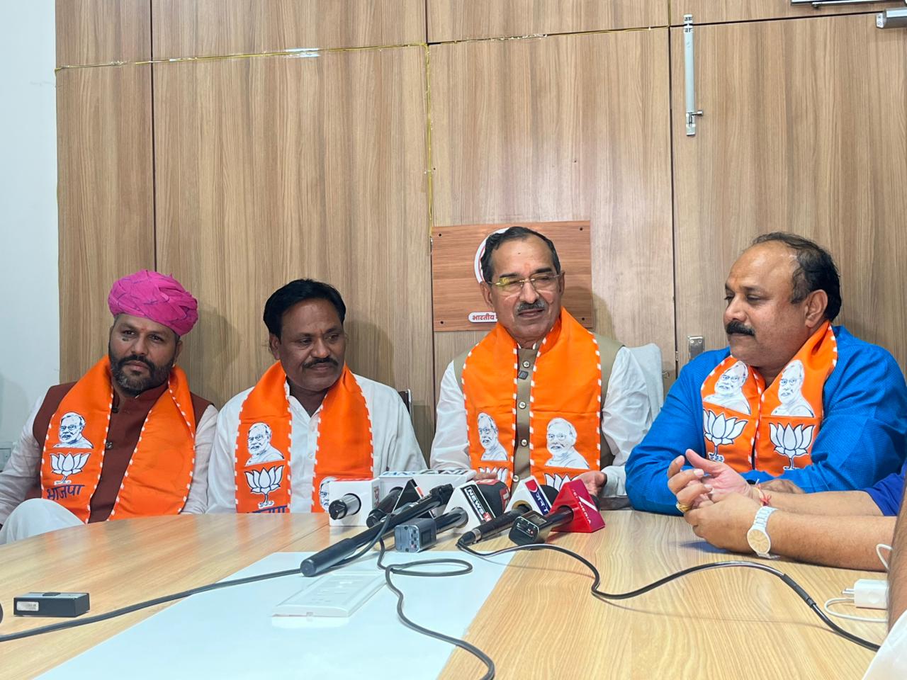 अंता उपचुनाव में भाजपा परिवार हुआ और मजबूत, निर्दलीय प्रत्याशी रामपाल मेघवाल लेंगे नामांकन वापस: मदन राठौड़ अंता उपचुनाव में भाजपा परिवार हुआ और मजबूत, निर्दलीय प्रत्याशी रामपाल मेघवाल लेंगे नामांकन वापस: मदन राठौड़