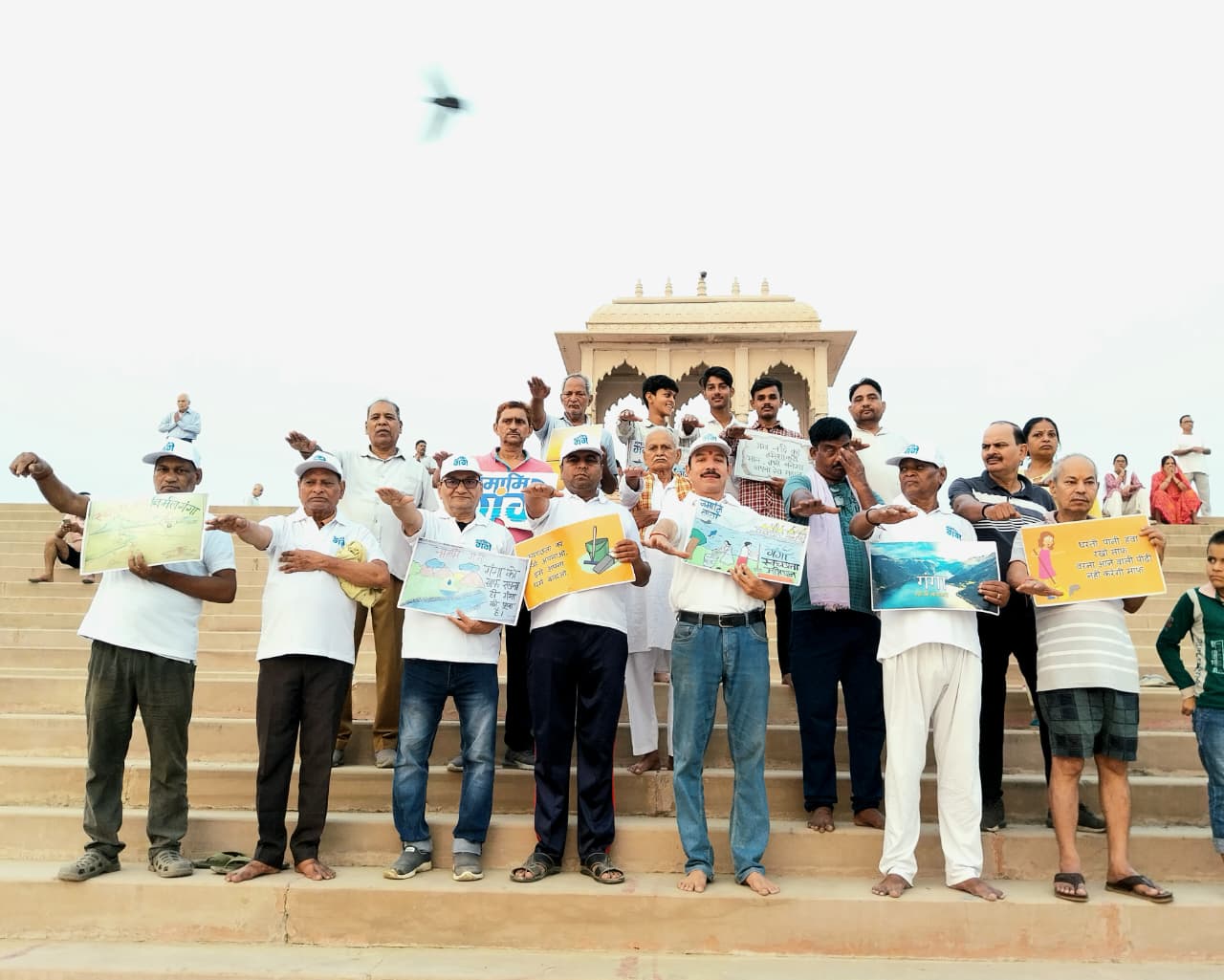 स्वच्छता का संदेश देते कार्यकर्ता स्वच्छता का संदेश देते कार्यकर्ता