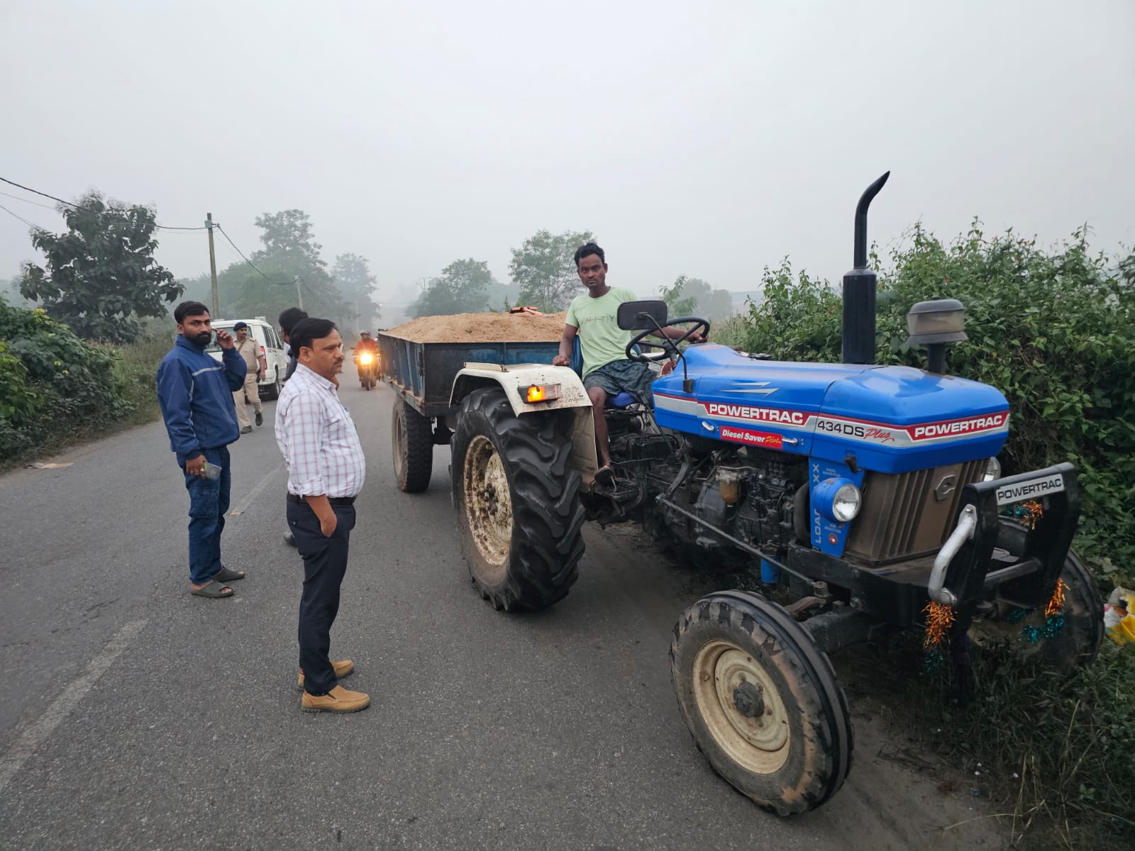 छापेमारी करती पुलिस छापेमारी करती पुलिस