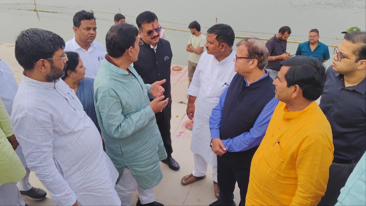 प्रभारी मंत्री ए के शर्मा अधिकारियों को आवश्यक निर्देश देते हुए प्रभारी मंत्री ए के शर्मा अधिकारियों को आवश्यक निर्देश देते हुए