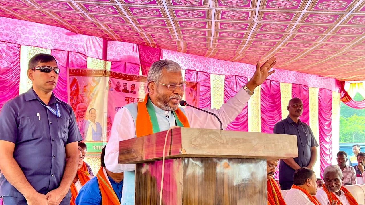 भाजपा प्रदेश अध्यक्ष सभा को संबोधित करते हुए भाजपा प्रदेश अध्यक्ष सभा को संबोधित करते हुए