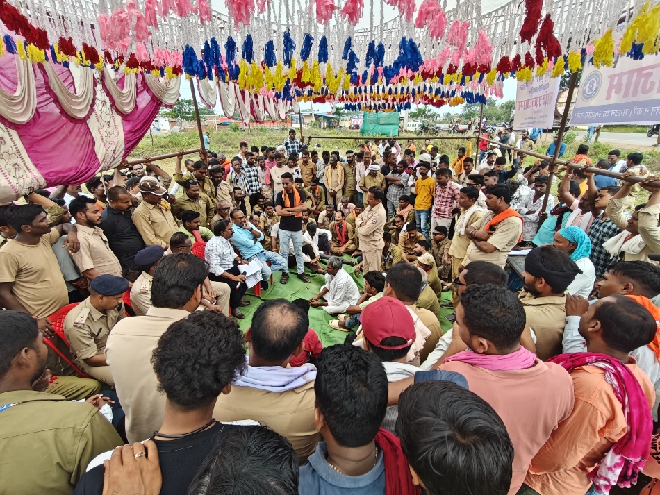 ग्राम चिटौद के राष्ट्रीय राजमार्ग 30 पर प्रदर्शन करते हुए ड्राइवरों से चर्चा करते हुए अधिकारी। ग्राम चिटौद के राष्ट्रीय राजमार्ग 30 पर प्रदर्शन करते हुए ड्राइवरों से चर्चा करते हुए अधिकारी।