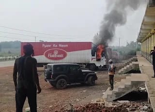 हाईटेंशन लाइन की चपेट में आने से ट्राले में लगी भीषण आग हाईटेंशन लाइन की चपेट में आने से ट्राले में लगी भीषण आग