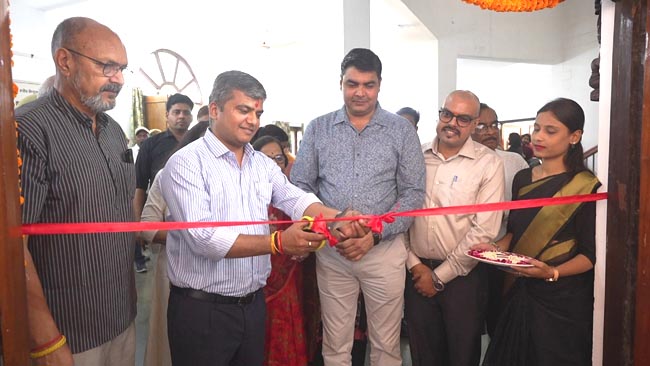 उद्घाटन करते जिलाधिकारी उद्घाटन करते जिलाधिकारी