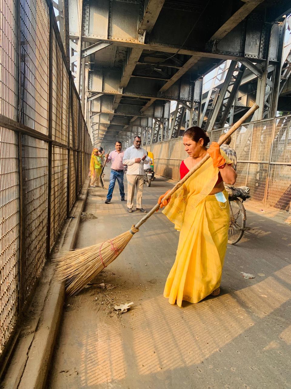 नगर निगम की स्थायी समिति की अध्यक्ष सत्या शर्मा लोहे के  पुल पर सफाई करते हुए।
