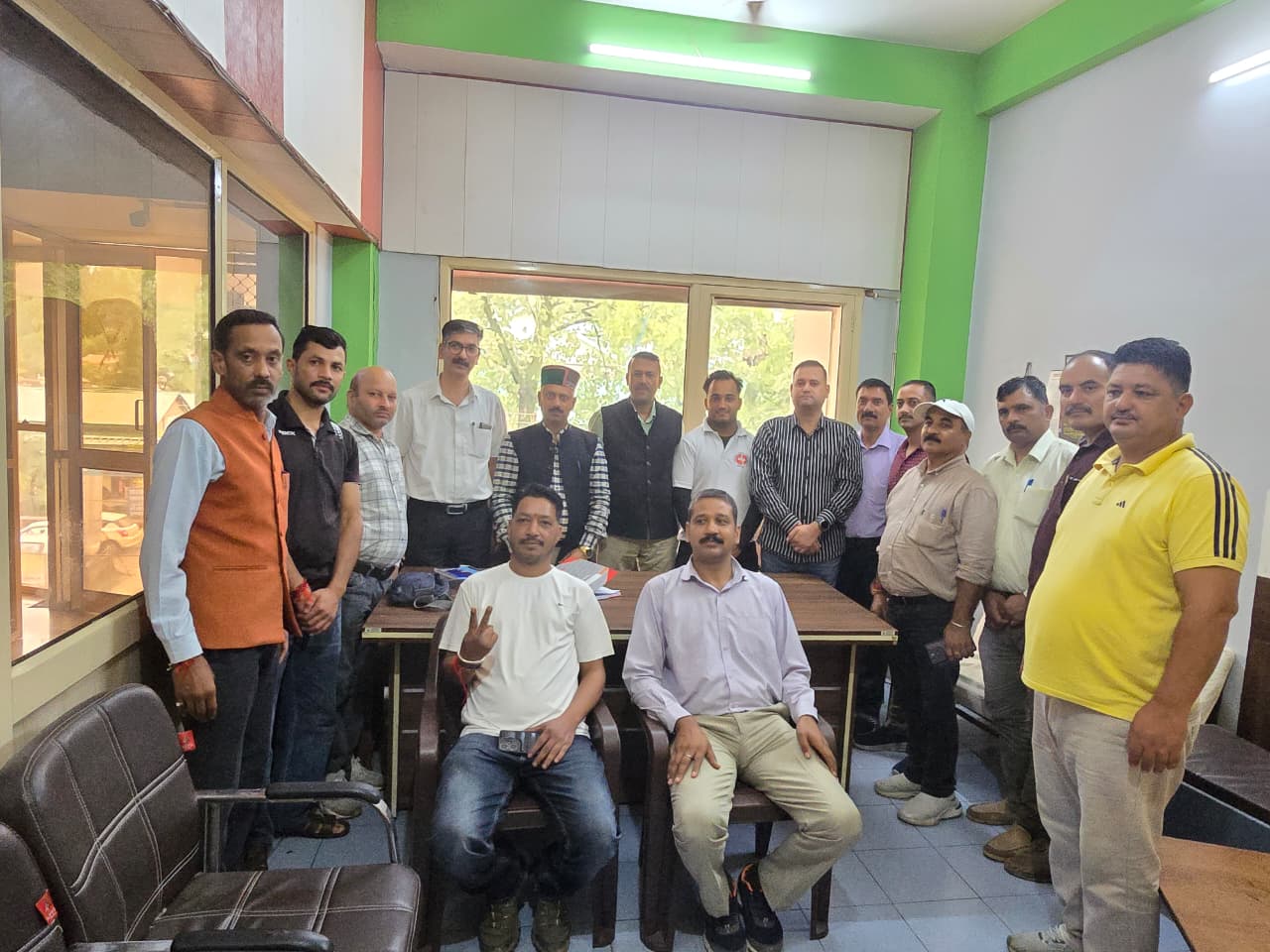 मंडी जिला खो-खो संघ की बैठक में हिस्सा लेने के बाद पदाधिकारी । मंडी जिला खो-खो संघ की बैठक में हिस्सा लेने के बाद पदाधिकारी ।