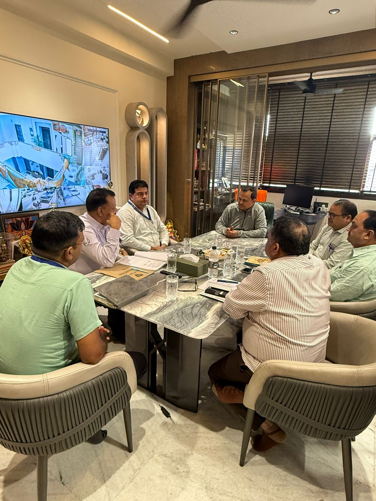 बैठक के दौरान सांसद रमेश अवस्थी व अन्य का छायाचित्र बैठक के दौरान सांसद रमेश अवस्थी व अन्य का छायाचित्र