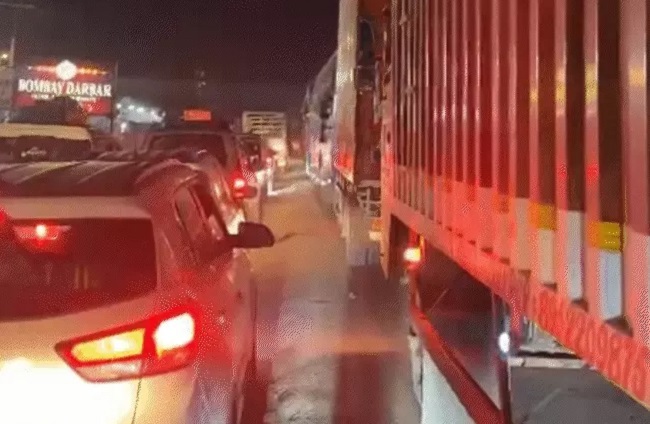 इंदौर-खंडवा रोड पर 10 किमी लंबे जाम इंदौर-खंडवा रोड पर 10 किमी लंबे जाम