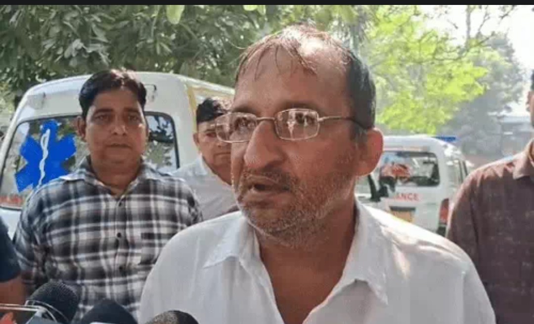 मामले की जानकारी देते मृतक के भाई कृष्ण