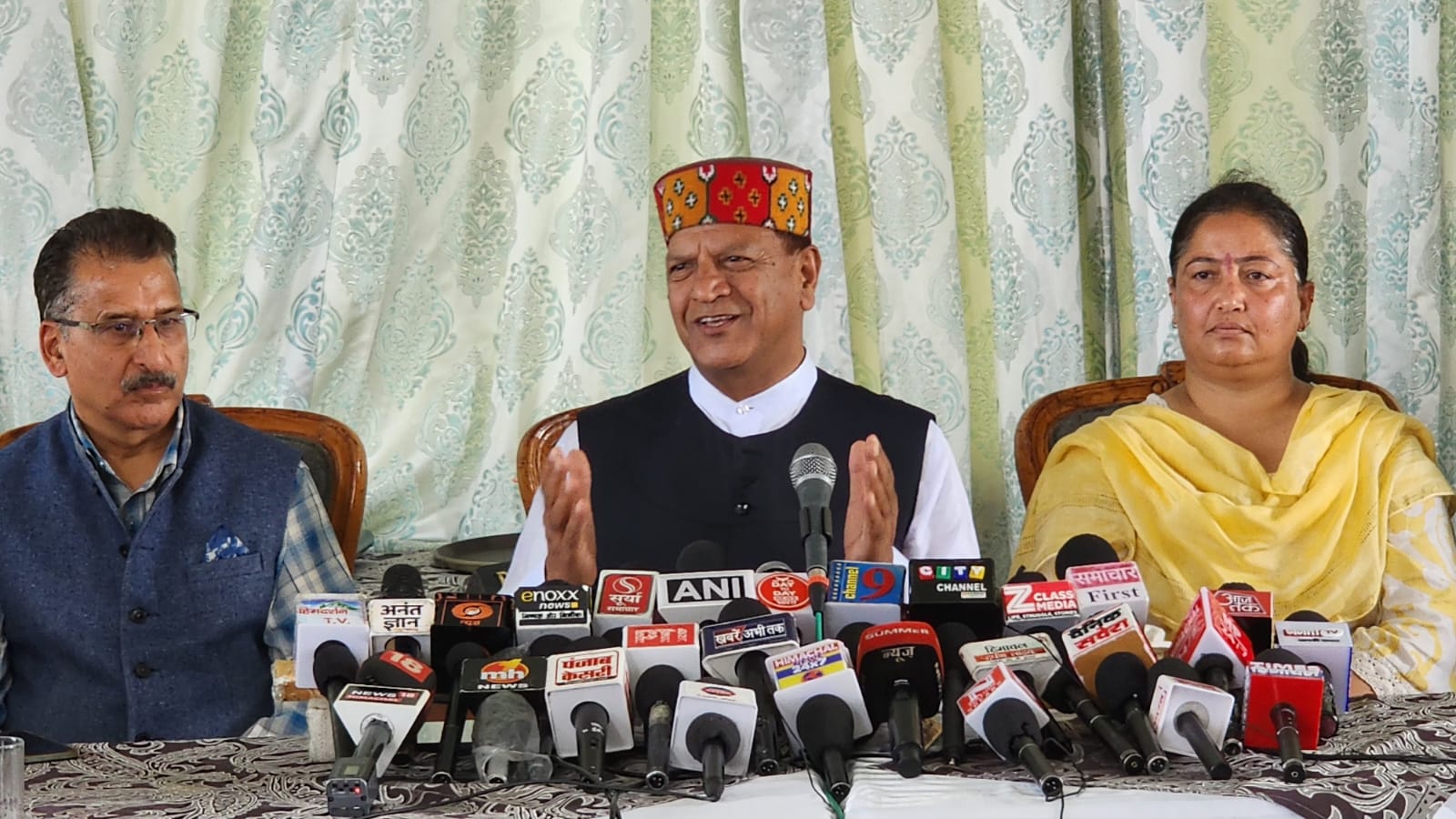 प्रदेश भाजपा अध्यक्ष राजीव बिन्दल पत्रकार वार्ता में प्रदेश भाजपा अध्यक्ष राजीव बिन्दल पत्रकार वार्ता में