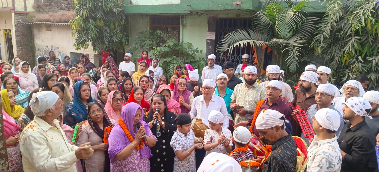 प्रभात फेरी में जुटे श्रद्धालूगण समेत अन्य प्रभात फेरी में जुटे श्रद्धालूगण समेत अन्य