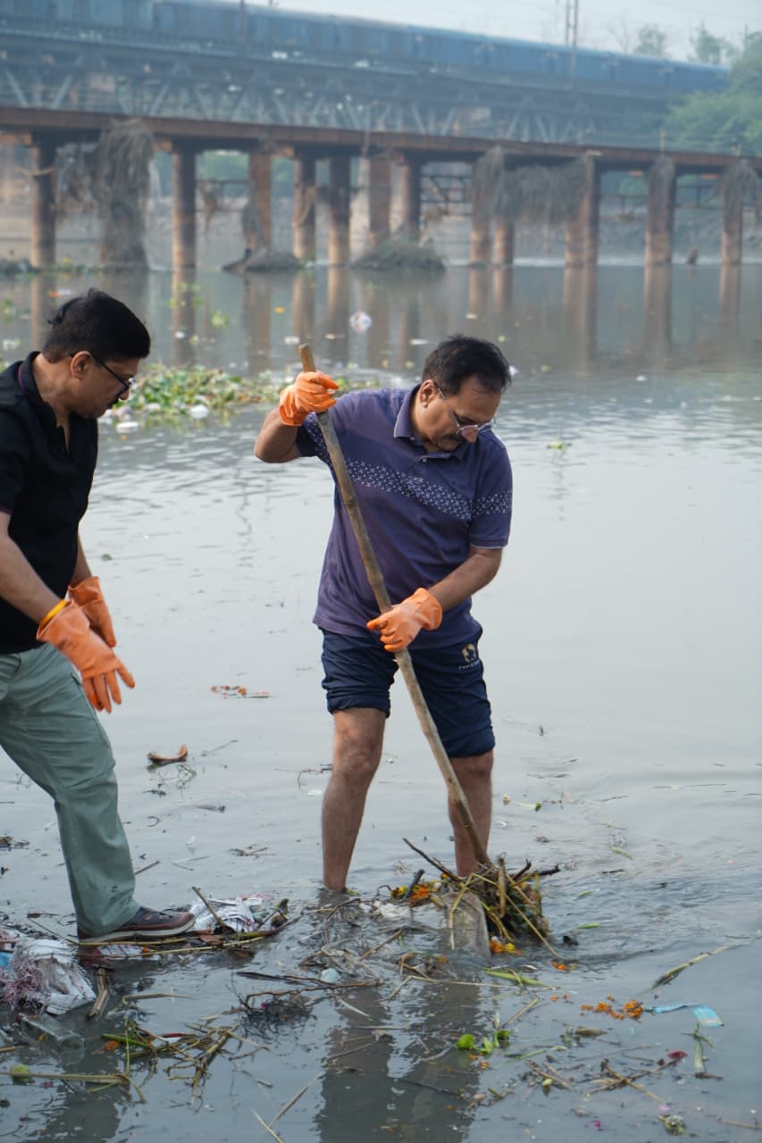 भाजपा दिल्ली प्रदेश अध्यक्ष वीरेंद्र सचदेवा यमुना घाट की सफाई करते हुए।