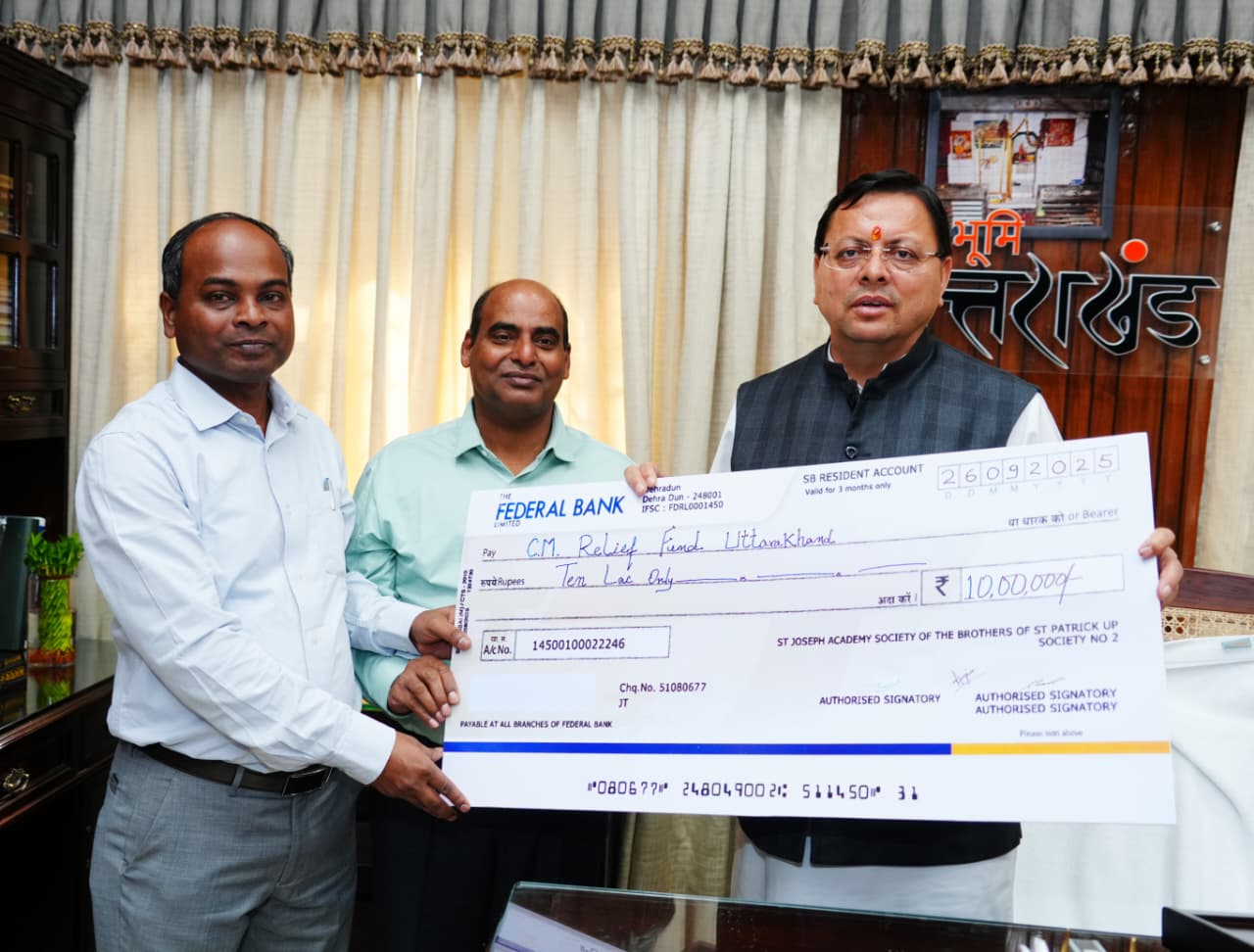 मुख्यमंत्री को चैक भेंट करते सेंट जोसेफ अकादमी, देहरादून के स्कूल प्रबंधक।