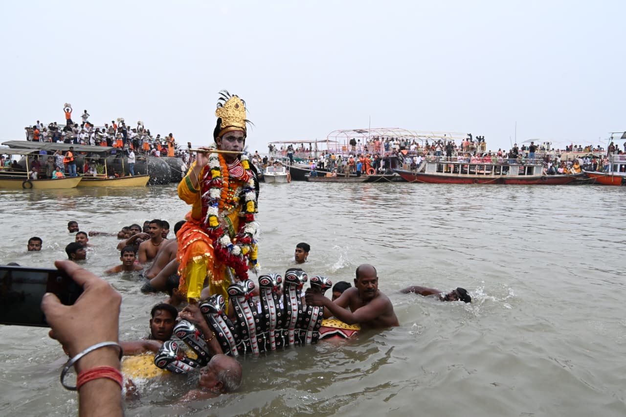 लीला में कालिया नाग का मर्दन कर नृत्य करते कांहा लीला में कालिया नाग का मर्दन कर नृत्य करते कांहा