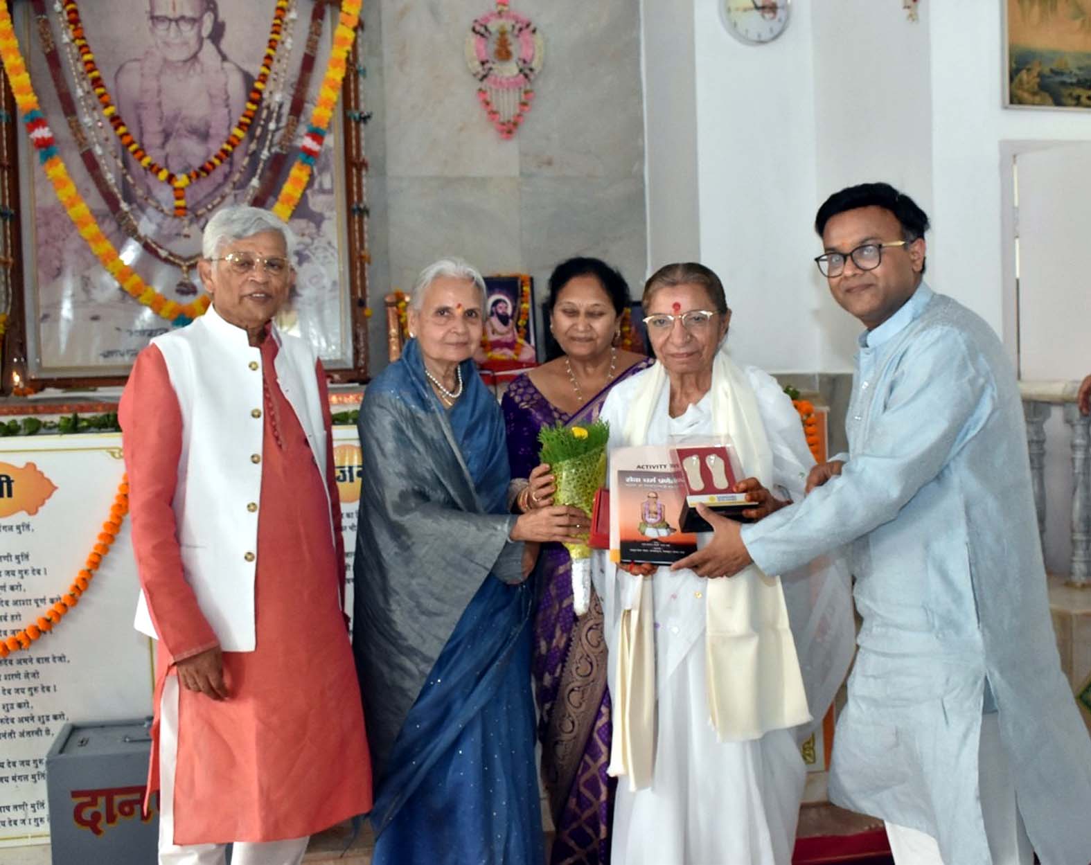 गुरु पादुका पूजन के साथ चित्रकूट में हुआ 116वें तारा नेत्रयज्ञ का शुभारम्भ गुरु पादुका पूजन के साथ चित्रकूट में हुआ 116वें तारा नेत्रयज्ञ का शुभारम्भ