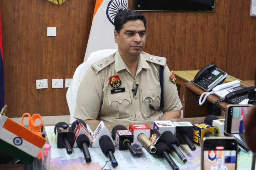 पत्रकारों से बातचीत करते सिरसा के नवनियुक्त एसपी दीपक सहारण। पत्रकारों से बातचीत करते सिरसा के नवनियुक्त एसपी दीपक सहारण।