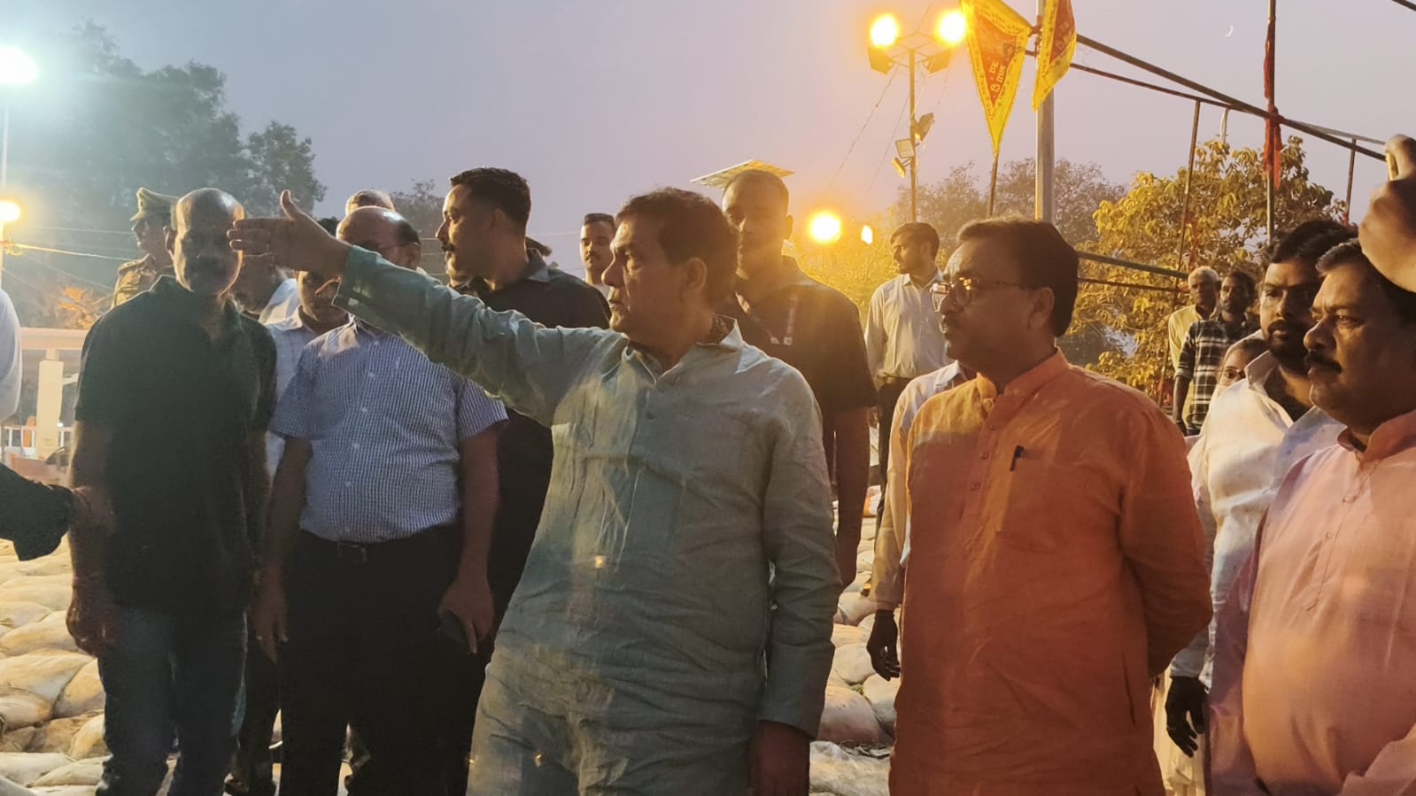 निरीक्षण करते मंत्री ए के शर्मा निरीक्षण करते मंत्री ए के शर्मा