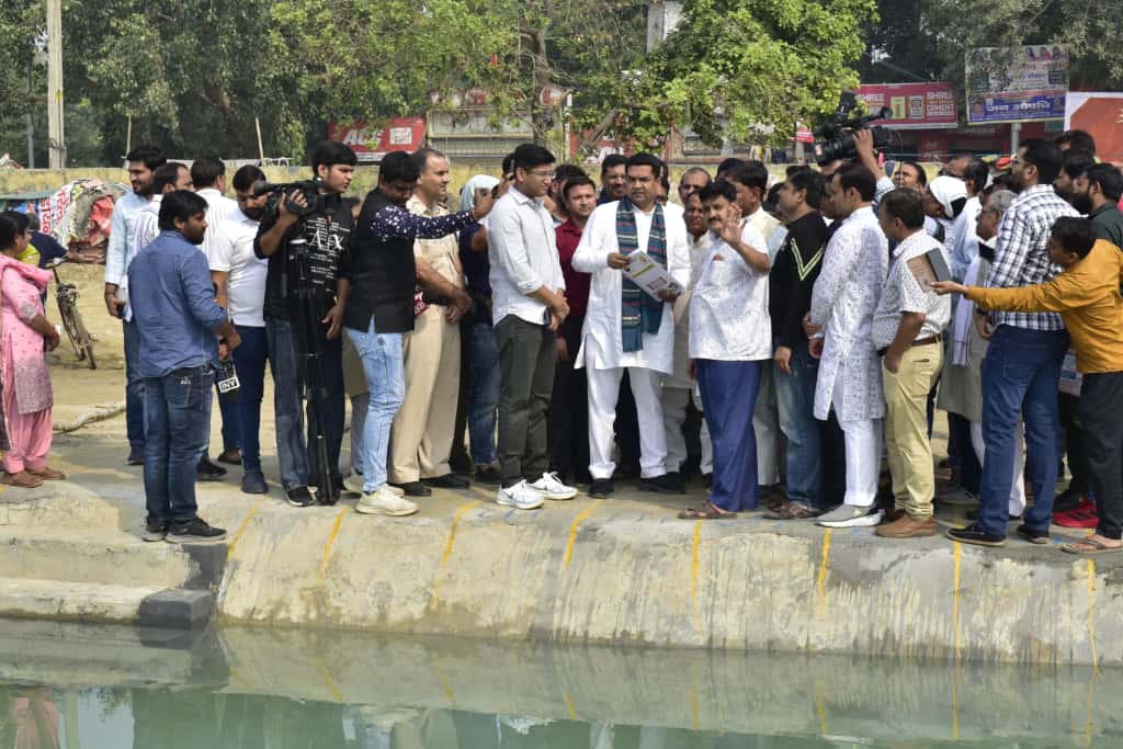 नरेला छठ घाट पर पहुंचकर व्यवस्थाओं की समीक्षा करती दिल्ली सरकार के मंत्री कपिल मिश्रा