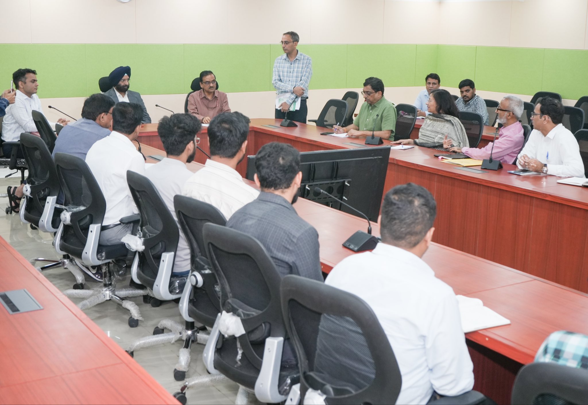 कश्मीर गेट स्थित दिल्ली प्रदूषण नियंत्रण समिति  के कार्यालय में अधिकारियों के साथ बैठक करते मंत्री मनजिंदर  सिंह सिरसा